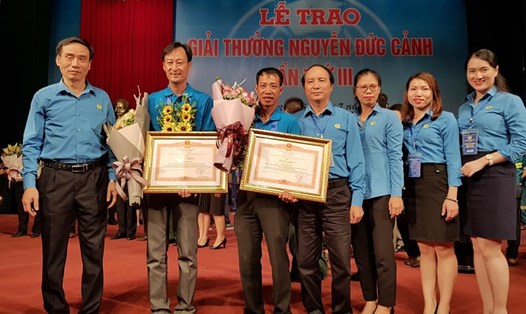 Hai đoàn viên thuộc Công đoàn TCty Hàng hải VN vinh dự nhận Giải thưởng Nguyễn Đức Cảnh lần thứ 3 năm 2018 do Tổng LĐLĐVN tổ chức. Ảnh: H.H