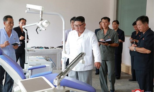 Ông Kim Jong-un thăm nhà máy sản xuất thiết bị y tế Myohyangsan. Ảnh: KCNA