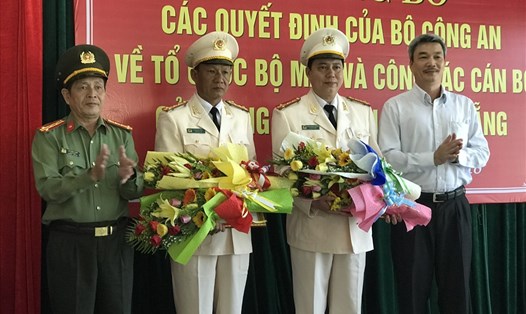 Đại tá Lê Văn Tam (ngoài cùng bên trái)- Giám đốc Công an TP Đà Nẵng tặng hoa chúc mừng 2 Phó giám đốc mới. (ảnh: H.V) 