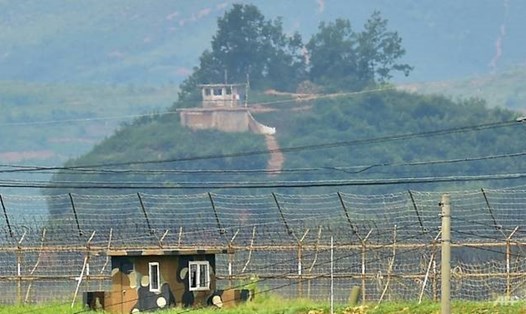 Trạm gác của Hàn Quốc (dưới) và Triều Tiên (trên cùng) nhìn từ thành phố biên giới Paju. Ảnh: AFP.