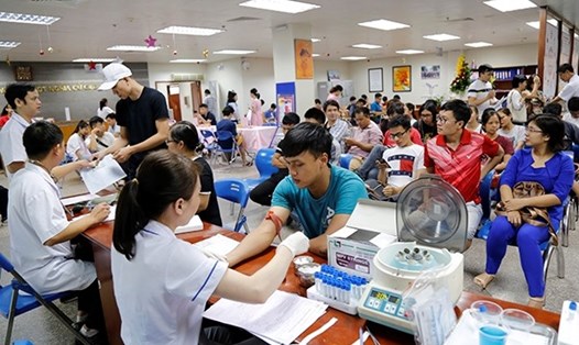 Hàng trăm người dân đăng ký hiến máu nhóm O. Ảnh: BVCC