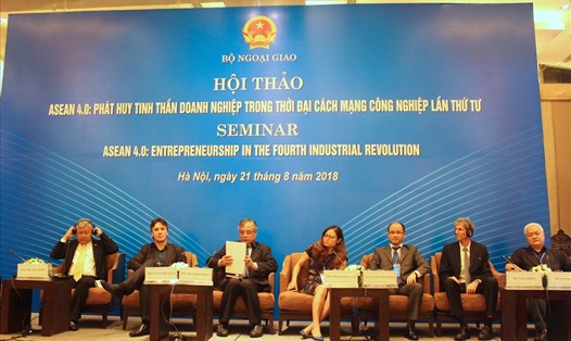 Các diễn giả tại Hội thảo “ASEAN 4.0: Tinh thần doanh nghiệp trong thời đại cách mạng công nghiệp 4.0”. Ảnh: PV