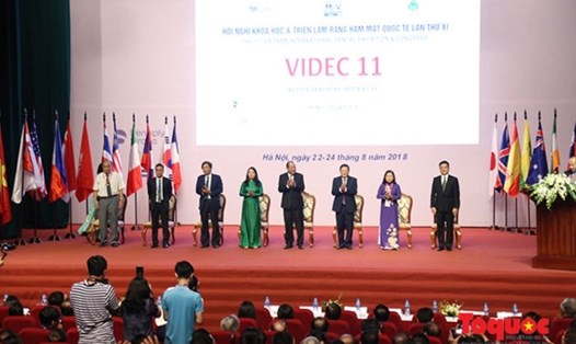 Phó Thủ tướng Trương Hòa Bình cùng các đại biểu dự buổi lễ khai mạc