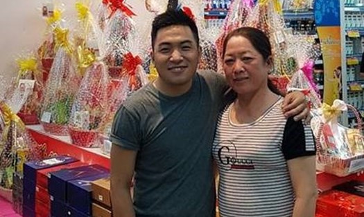 Nhà văn Nguyễn Ngọc Thạch và mẹ. 