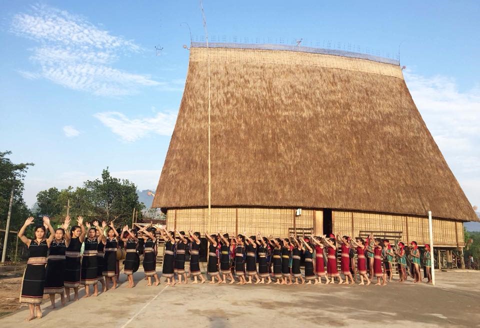 Điệu xoang Bahnar dưới mái nhà Rông Kon Sơ Lăl.Ảnh: gialai.gov