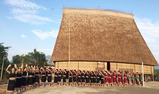 Điệu xoang Bahnar dưới mái nhà Rông Kon Sơ Lăl.Ảnh: gialai.gov