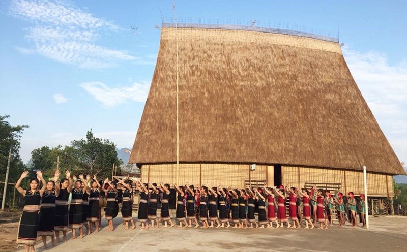 Điệu xoang Bahnar dưới mái nhà Rông Kon Sơ Lăl.Ảnh: gialai.gov