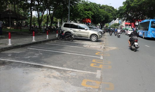 Tuyến đường Lê Lai là một trong những tuyến cho đỗ xe ô tô có thu phí, nhưng khi triển khai thì lượng xe đến đỗ rất ít. Ảnh PV chụp 8h sáng ngày 22/8