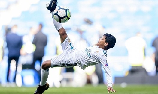 Cristiano Ronaldo Junior cố gắng tái hiện cú đá "xe đạp chổng ngược" vào lưới Juventus ở UEFA Champions League của người cha. Ảnh: Getty Images.