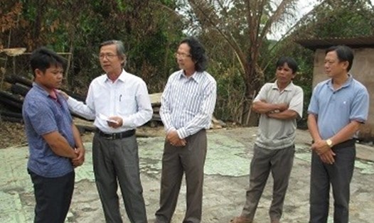 Đồng chí Phan Minh Á, Phó Chủ tịch Thường trực LĐLĐ tỉnh Quảng Nam trao quà hỗ trợ cho đoàn viên Avô Ri bị cháy nhà. Ảnh: N.T