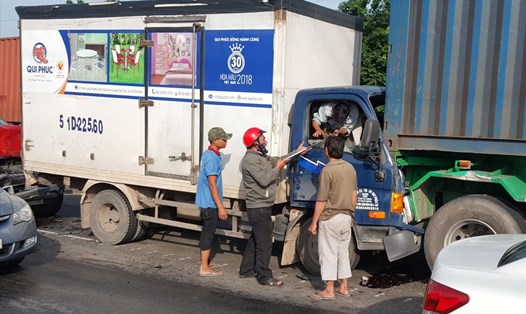 Cảnh giải cứu tài xế xe tải.