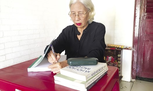 Tuổi đã cao nhưng bà Thanh Hương vẫn hằng ngày nghiên cứu để hoàn thành luận án Tiến sĩ của mình. Ảnh: ANH NHÀN