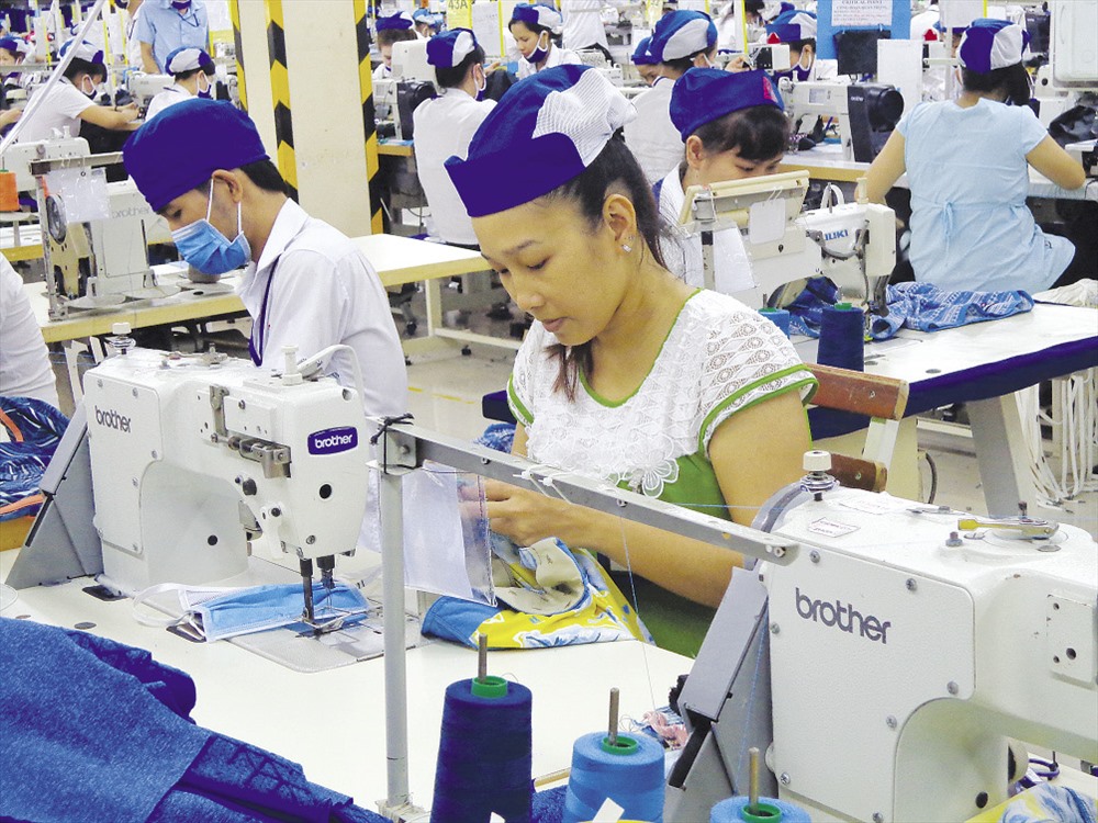 Cô công nhân trẻ Kim Trang luôn miệt mài với công việc.