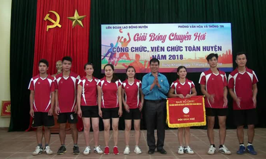 Đồng chí Nguyễn Văn Khoa – Chủ tịch LĐLĐ huyện Trùng Khánh (Cao Bằng) trao giải nhì cho đội bóng CĐ xã Lăng Yên.