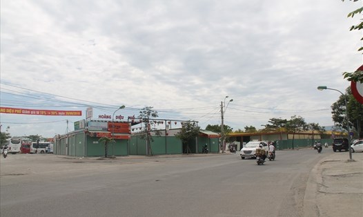 Dãy hàng quán, ki-ốt mọc lên tại khu vực Cổng 1 (cũ) sân bay Nha Trang, Khánh Hòa sẽ bị tháo dỡ trước ngày 30.8. Ảnh: PV