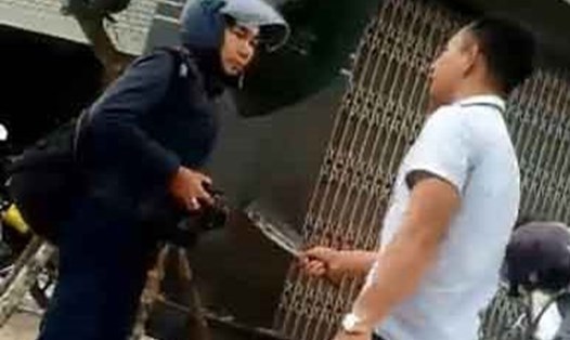 Ông Bình cầm dao hăm dọa phóng viên Dương Dũ Tuấn, Báo Nông thôn ngày nay. Ảnh cắt từ clip.