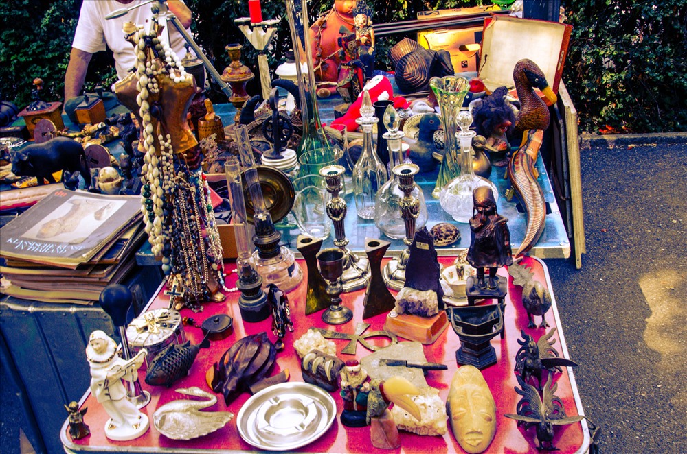 Các loại đồ cũ tại chợ. Ảnh: Trần Ánh Dương