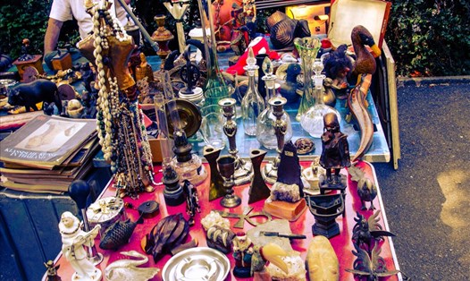 Các loại đồ cũ tại chợ. Ảnh: Trần Ánh Dương