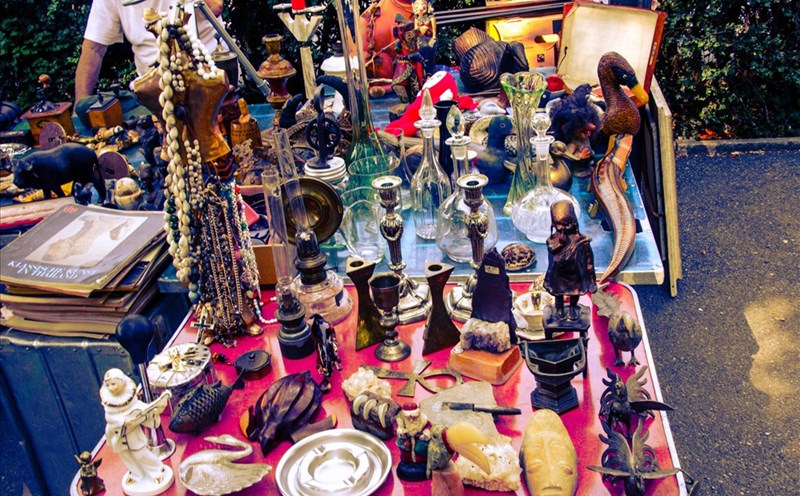 Các loại đồ cũ tại chợ. Ảnh: Trần Ánh Dương