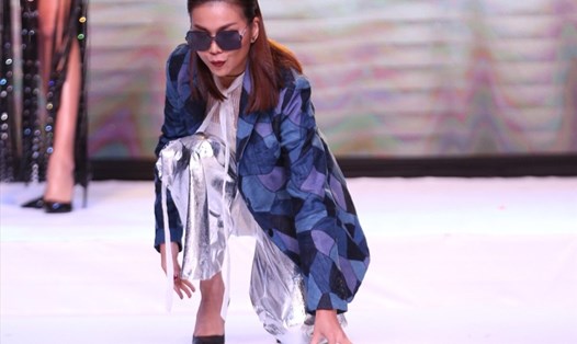 Siêu mẫu Thanh Hằng vấp ngã khi đang catwalk tại The Face 2018.