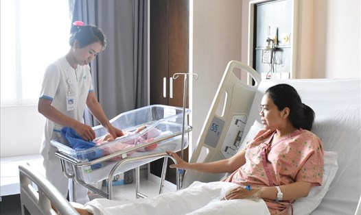 Thai phụ D.T bị bị viêm ruột thừa, đồng thời thai nhi có triệu chứng chèn ép rốn, rỉ ối non