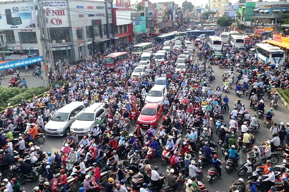 Khi chưa có mạng lưới giao thông công cộng nội đô đủ đáp ứng, đề án hạn chế xe máy vào trung tâm TPHCM liệu có tính khả thi? Ảnh: M.Q.