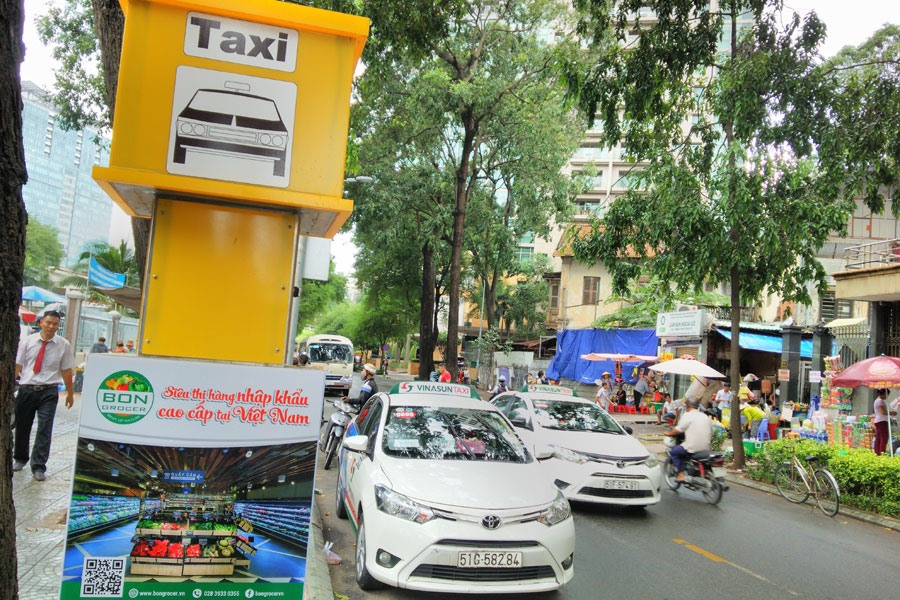 Điểm đón taxi trước cổng Bệnh viện Nhi đồng 2 bị biến thành nơi đậu xe taxi gây cản trở giao thông. Ảnh: Minh Quân.