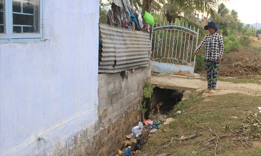 Trong khoảng một thời gian, đoạn cuối của tuyến kênh L16 không có nước dài, tạo điều kiện cho người dân sống gần khu vực vứt rác ngập tràn xuống kênh.