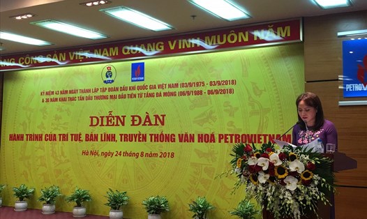Chủ tịch Công đoàn Dầu khí Việt Nam Nghiêm Thùy Lan khai mạc tọa đàm tại diễn đàn.