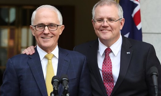 Ông Scott Morrison (phải) trở thành Thủ tướng Australia thay ông Malcolm Turnbull (trái). Ảnh: Telegraph
