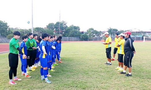HLV Mai Đức Chung căn dặn các học trò trong buổi tập trước trận tứ kết với Đài Loan (TQ). Ảnh: VFF
