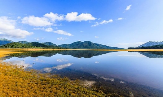 Bức tranh sơn thủy hữu tình với cảnh núi non trùng điệp. Ảnh: Nguyễn Tiến Trình