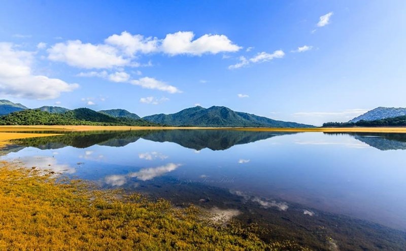 Bức tranh sơn thủy hữu tình với cảnh núi non trùng điệp. Ảnh: Nguyễn Tiến Trình