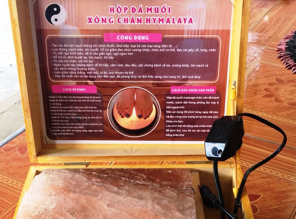 Hộp đá muối ngâm chân ông Tùng mua với giá "khuyến mãi" 1,25 triệu trong chuyến tham quan miễn phí. Ảnh: PV