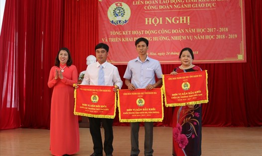 Lãnh đạo công đoàn ngành GDĐT Khánh Hòa trao cờ cho 3 CĐCS dẫn đầu khối trong năm học 2017-2018. Ảnh: P.L
