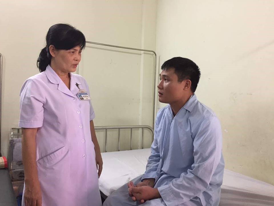 Trung úy Mẫn bị hẹp nặng động mạch não giữa bên phải gây ra liệt nửa người bên trái và rối loạn ý thức.