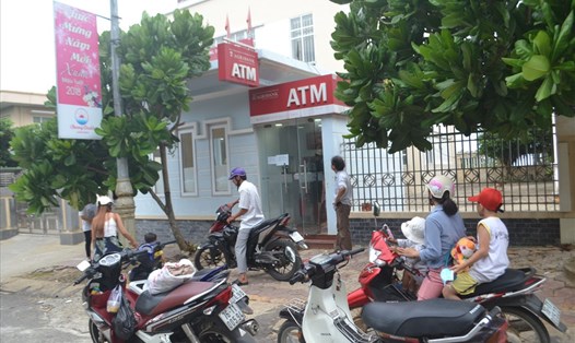 Người dân và du khách chờ rút tiền tại cây ATM của Agribank Lý Sơn. Ảnh: P.V