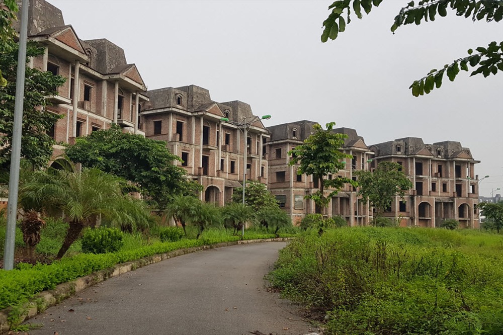 Thậm chí, có nhiều dự án tại Hà Nội, sau khi xây dở dang không có tiền triển khai tiếp, tạo thành các “thành phố ma” nơi vùng ven ngoại thành. Ảnh: PV