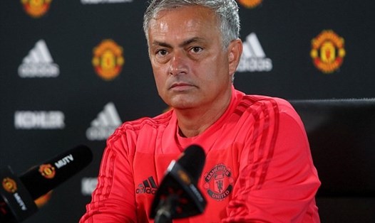 HLV Mourinho chẳng mấy vui vẻ khi tiếp xúc với báo giới trong giai đoạn này. Ảnh: Getty Images.