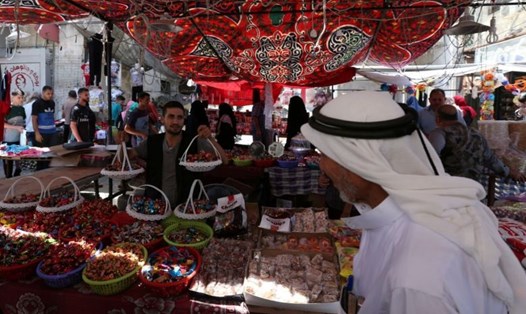Một khu chợ của người Palestine. Ảnh: Reuters. 