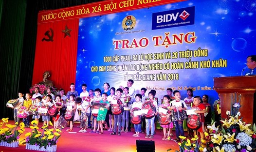 Phó Chủ tịch Tổng LĐLĐ Việt Nam Nguyễn Thị Thu Hồng trao cặp sách cho con công nhân khó khăn trên địa bàn các khu công nghiệp tỉnh và huyện Việt Yên.