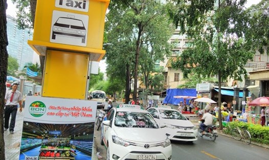 Điểm đón taxi trước cổng Bệnh viện Nhi đồng 2 biến thành nơi đậu xe (ảnh:M.Q).