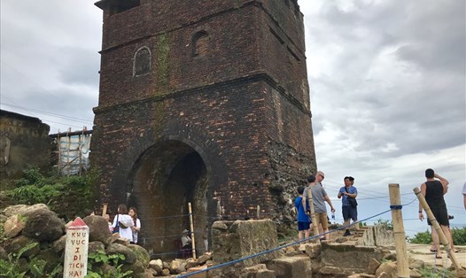 Kết quả khảo cổ đã làm xuất lộ hoàn toàn các dấu tích nền móng kiến trúc còn lại của di tích Hải Vân Quan thời Nguyễn. Ảnh: H.V.M