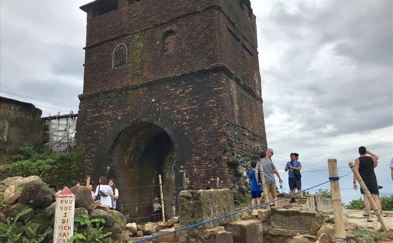 Kết quả khảo cổ đã làm xuất lộ hoàn toàn các dấu tích nền móng kiến trúc còn lại của di tích Hải Vân Quan thời Nguyễn. Ảnh: H.V.M