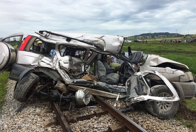 Chiếc xe 7 chỗ biến dạng sau tai nạn.