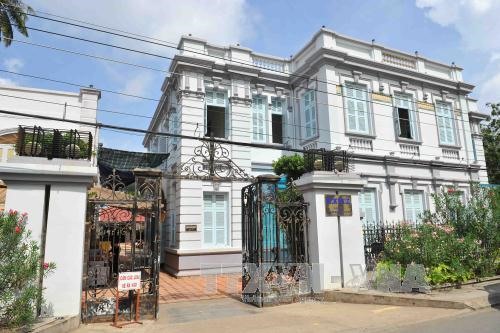 Mặt trước nhà công tử Bạc Liêu nhìn ra bờ sông