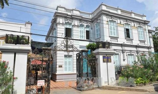 Mặt trước nhà công tử Bạc Liêu nhìn ra bờ sông