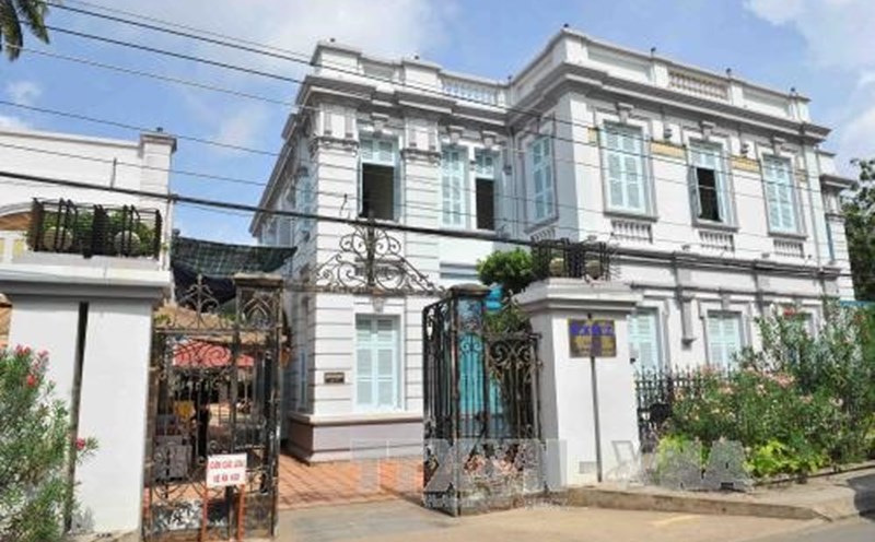 Mặt trước nhà công tử Bạc Liêu nhìn ra bờ sông