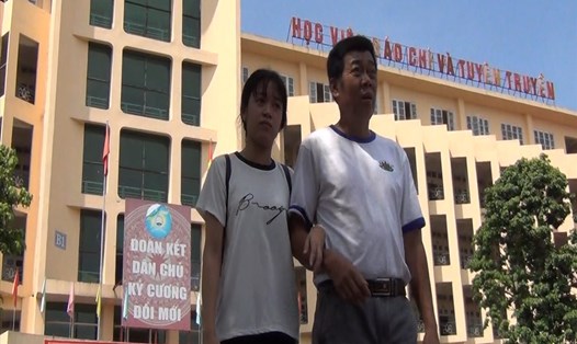 Em Nguyễn Thị Uyên - tân sinh viên Học viện Báo chí và Tuyên truyền được ông ngoại dẫn đi trong ngày nhập học.