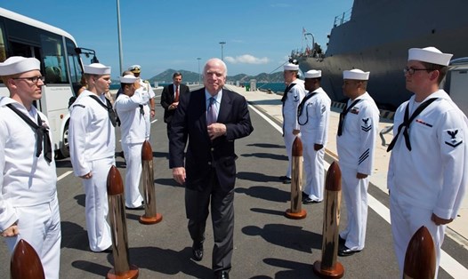 Thượng nghị sĩ John McCain được đón chào lên thăm tàu khu trục mang tên lửa dẫn đường lớp Arleigh Burke USS John S. McCain tại Cảng Quốc tế Cam Ranh ngày 2.6.2017. Ảnh: ĐSQ Mỹ